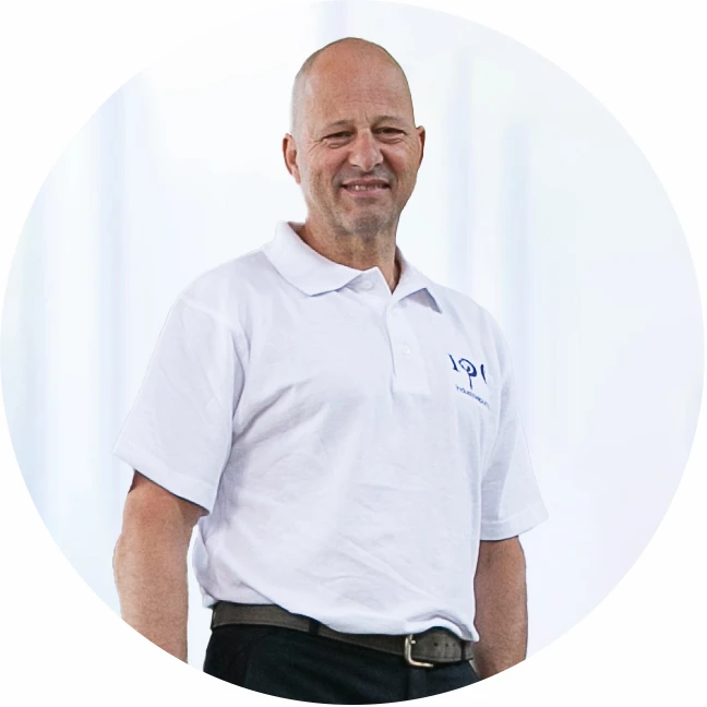 Mitarbeiter der IPG im weißen Firmenpolo, Ansprechpartner für Lowara Industriepumpen
